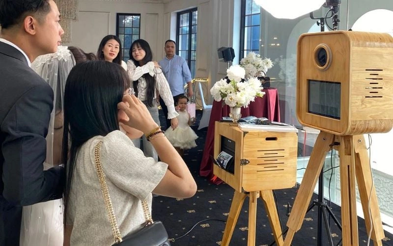 Góc photobooth gỗ truyền thống trang trí hoa tươi tại tiệc cưới Phan Rang của Photobooth SE