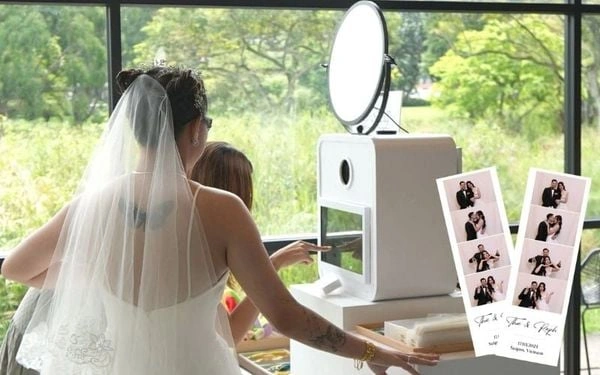 Khách mời chụp ảnh tại photobooth gỗ truyền thống của Photobooth SE trong đám cưới ở Phan Rang