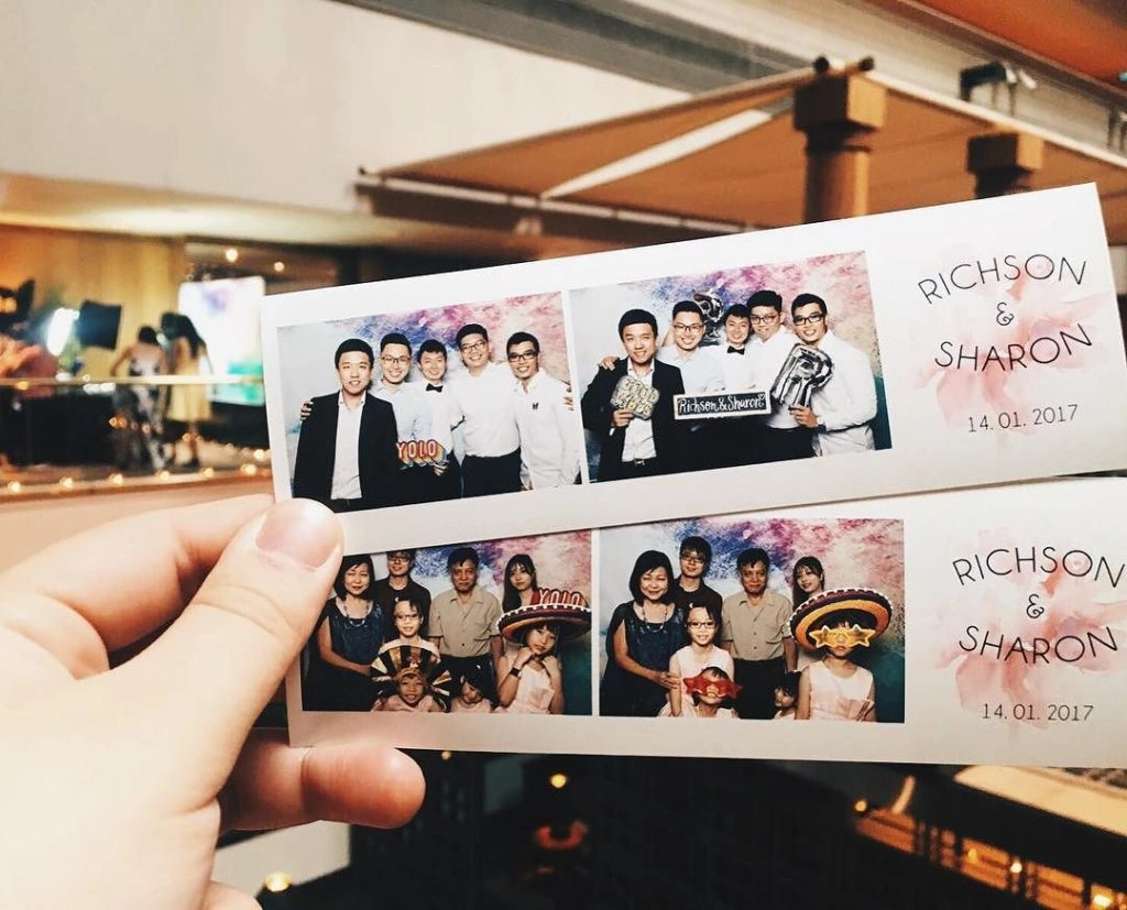 Photobooth gỗ truyền thống đặt tại sân vườn cho đám cưới ngoài trời ở Phan Rang