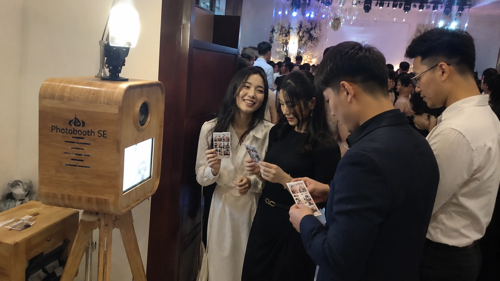 Khung ảnh in lấy liền từ photobooth gỗ Photobooth SE làm kỷ niệm tiệc cưới tại Nha Trang